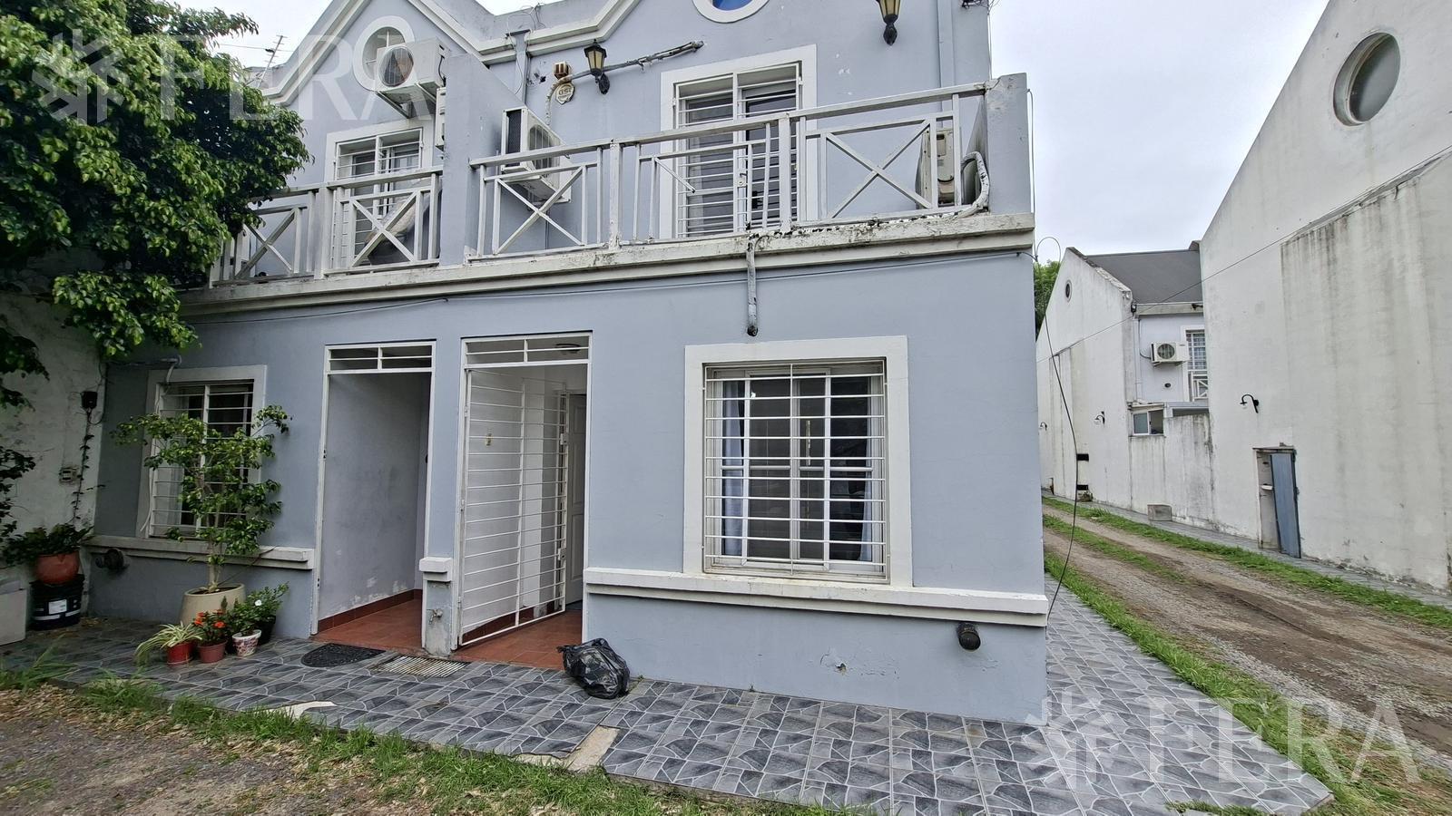 Venta de Duplex 4 ambientes con cochera, patio y parrilla en Sarandi