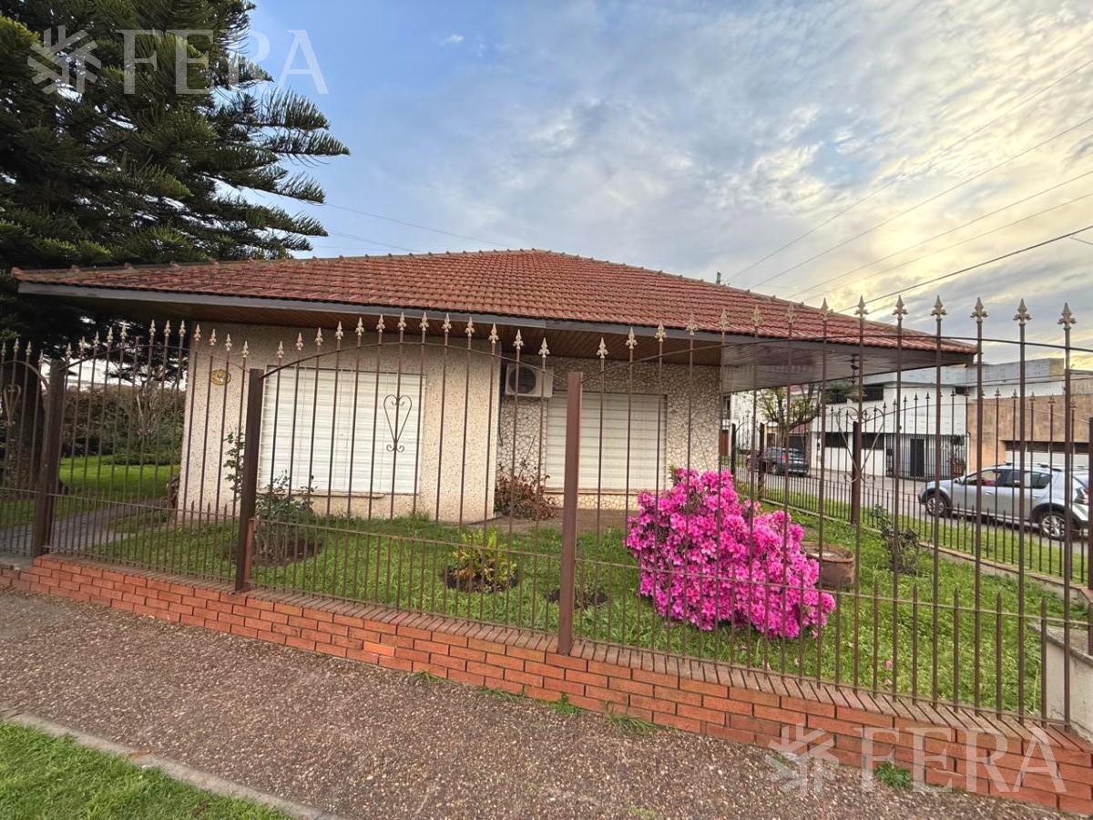 Venta casa de 4 ambientes con cochera y jardín en Quilmes Oeste