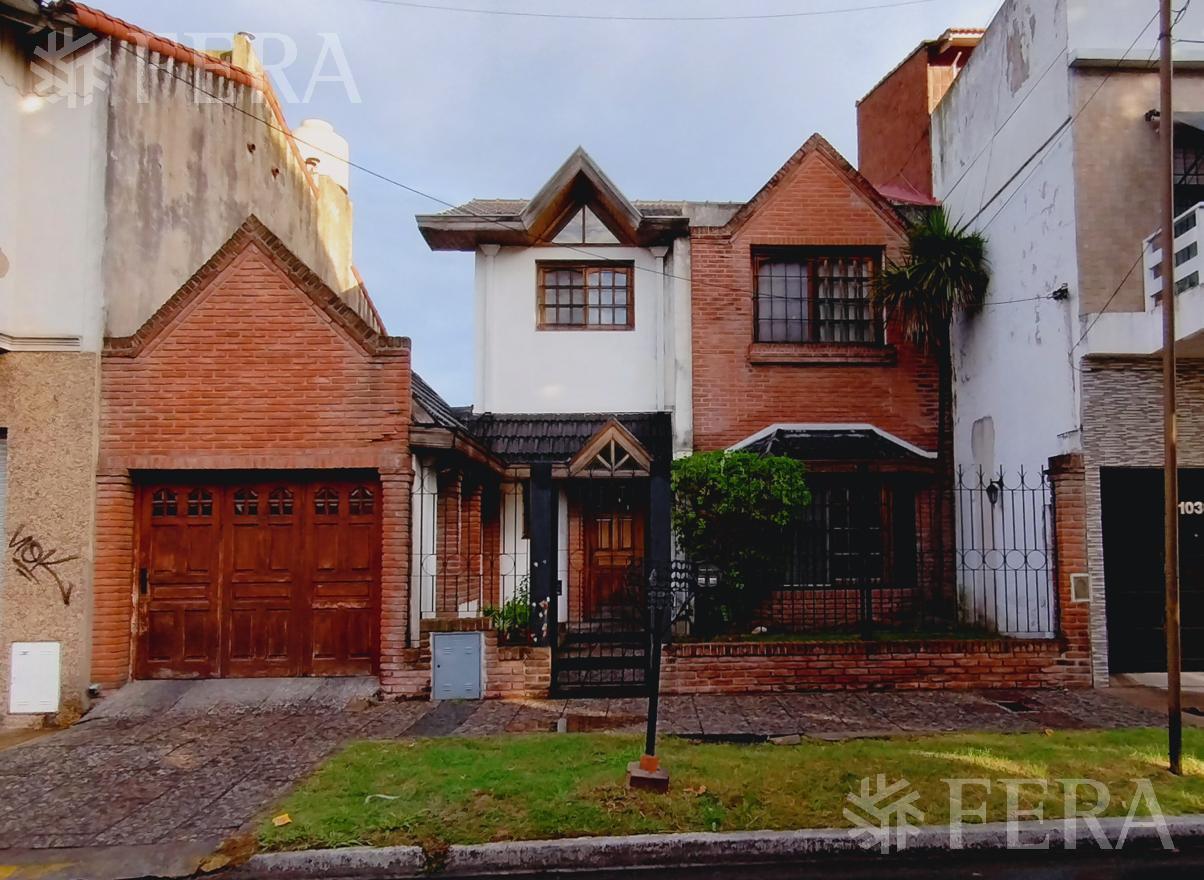 Venta de casa 4 ambientes con cochera y patio en Bernal