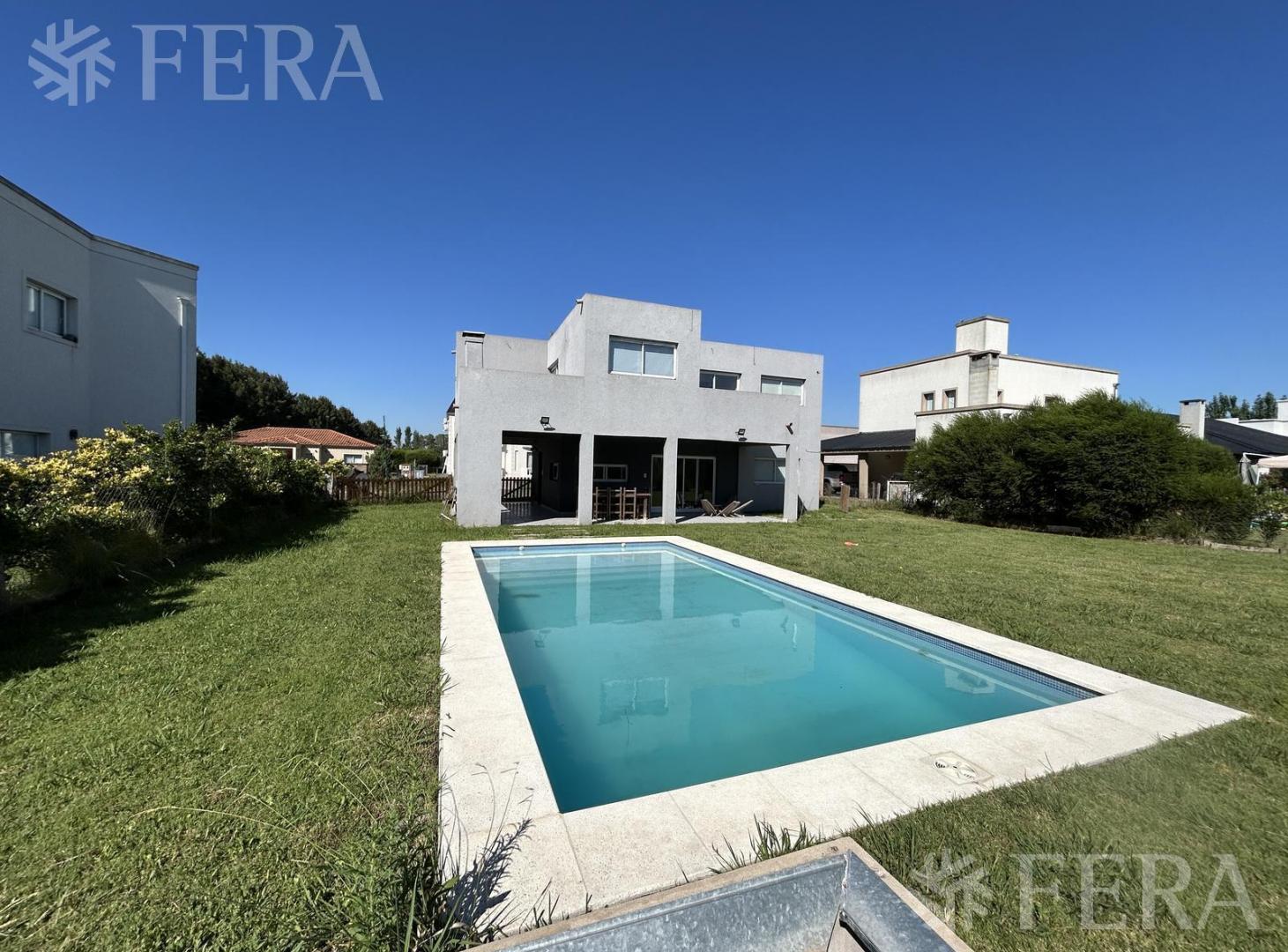 Venta casa 5 ambientes con galeria y piscina en Barrio El Rebenque - Canning