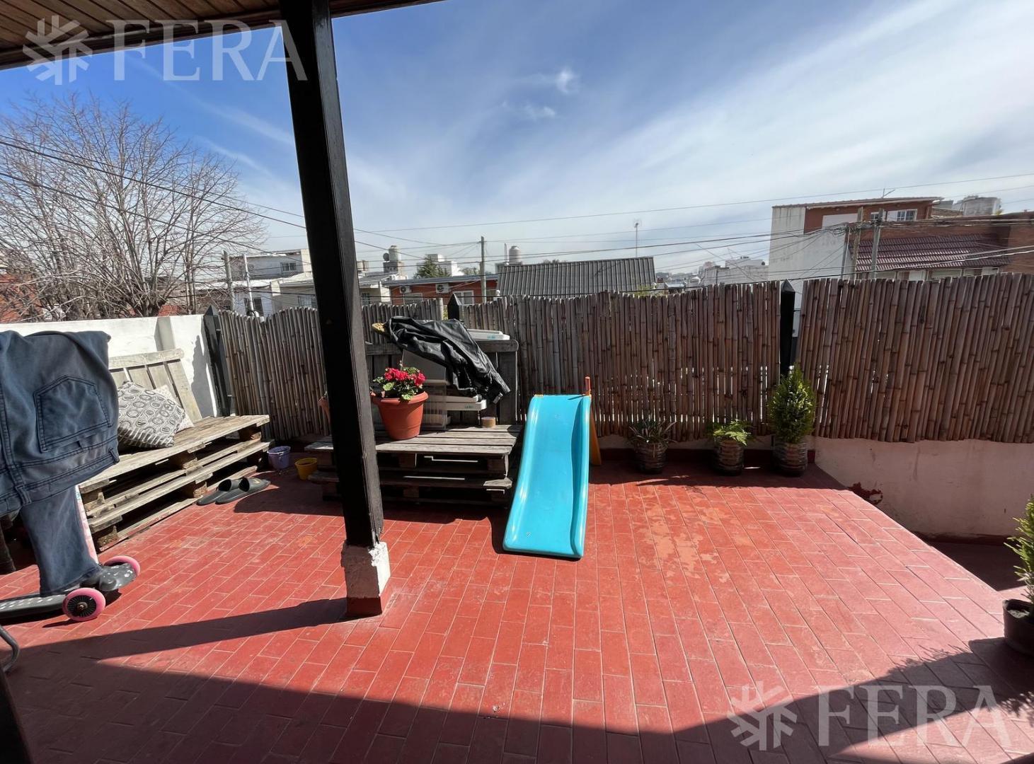Venta casa multifamiliar con cochera en Wilde