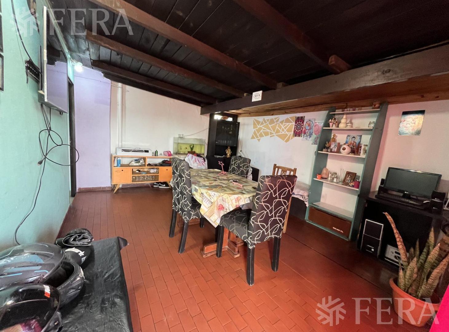 Venta casa multifamiliar con cochera en Wilde