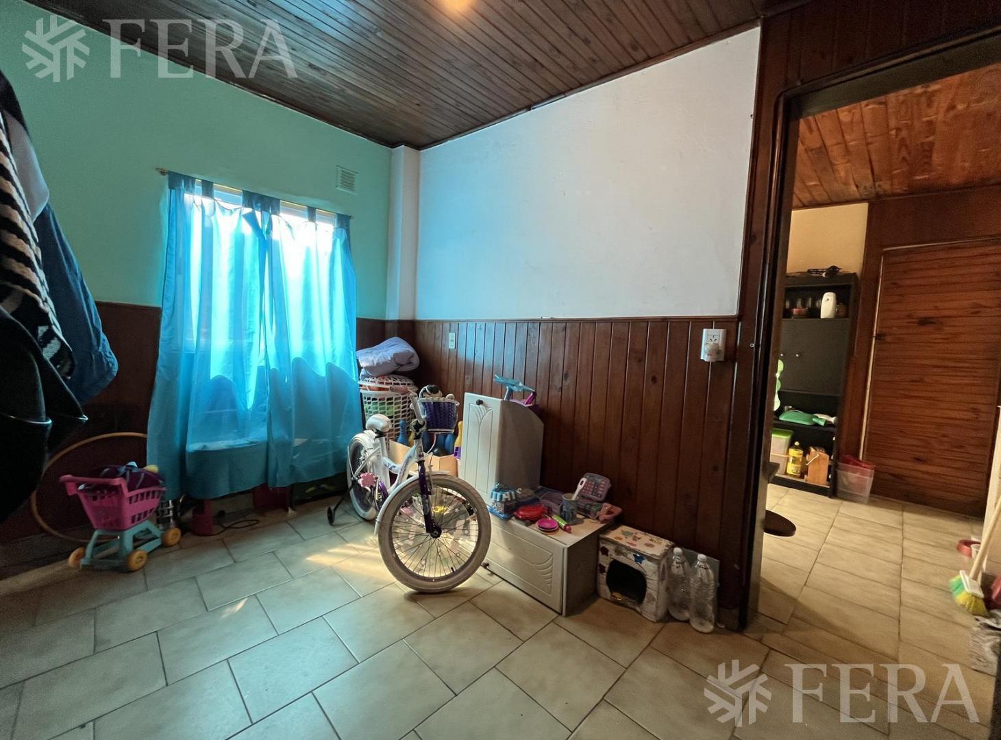 Venta casa multifamiliar con cochera en Wilde