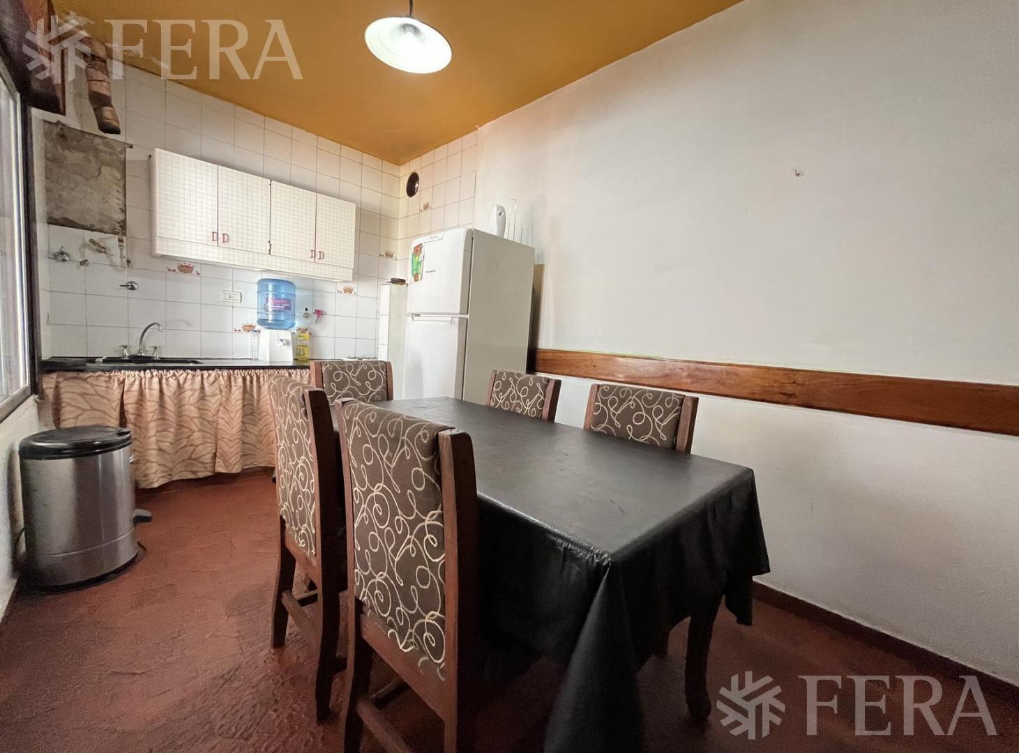 Venta casa multifamiliar con cochera en Wilde
