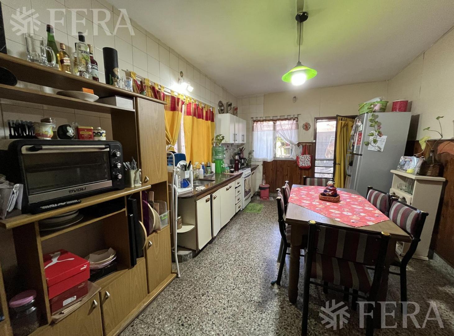 Venta casa multifamiliar con cochera en Wilde