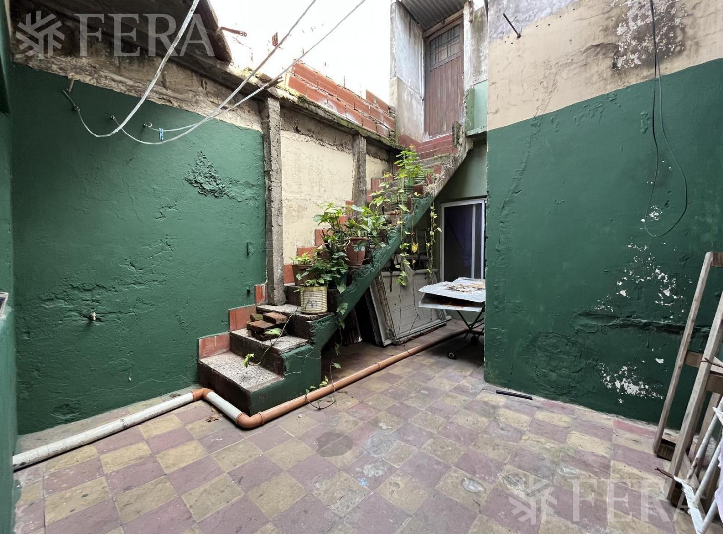 Venta casa multifamiliar con cochera en Wilde