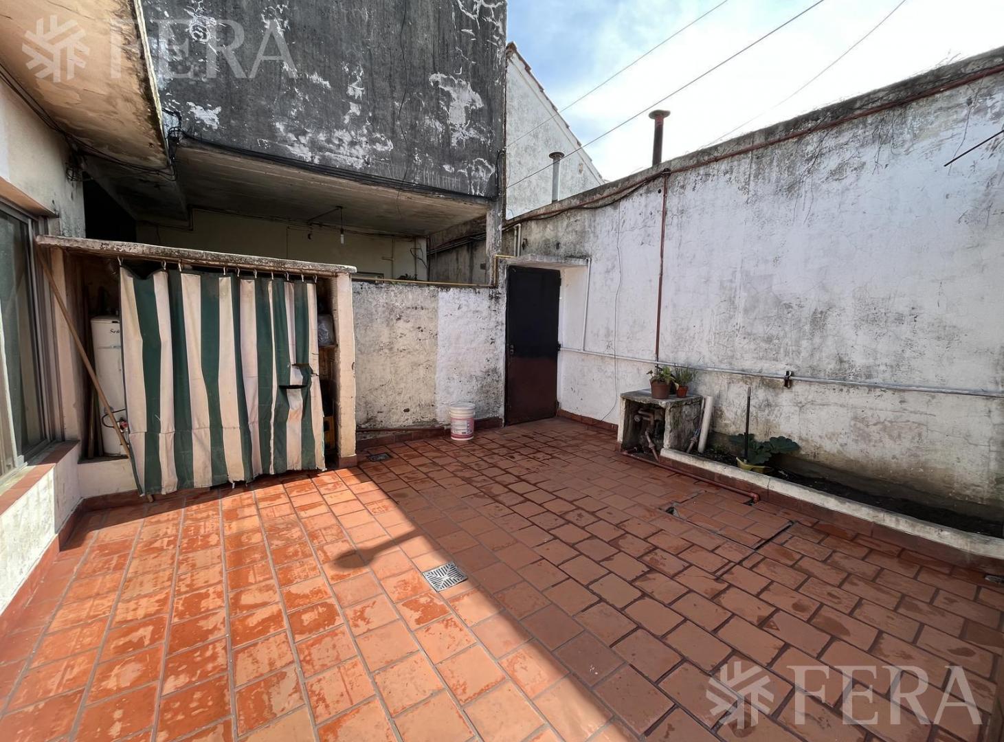 Venta casa multifamiliar con cochera en Wilde