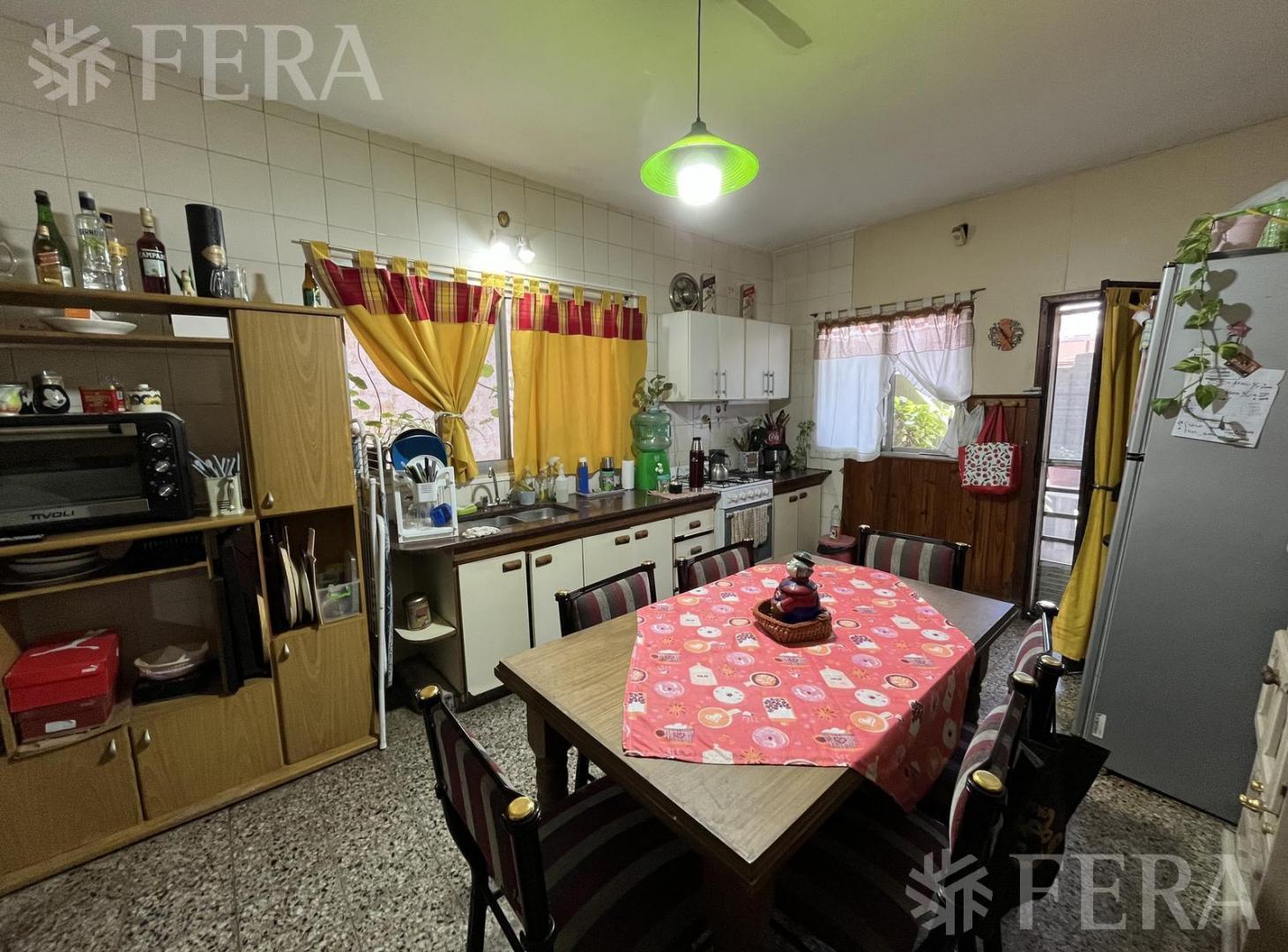Venta casa multifamiliar con cochera en Wilde