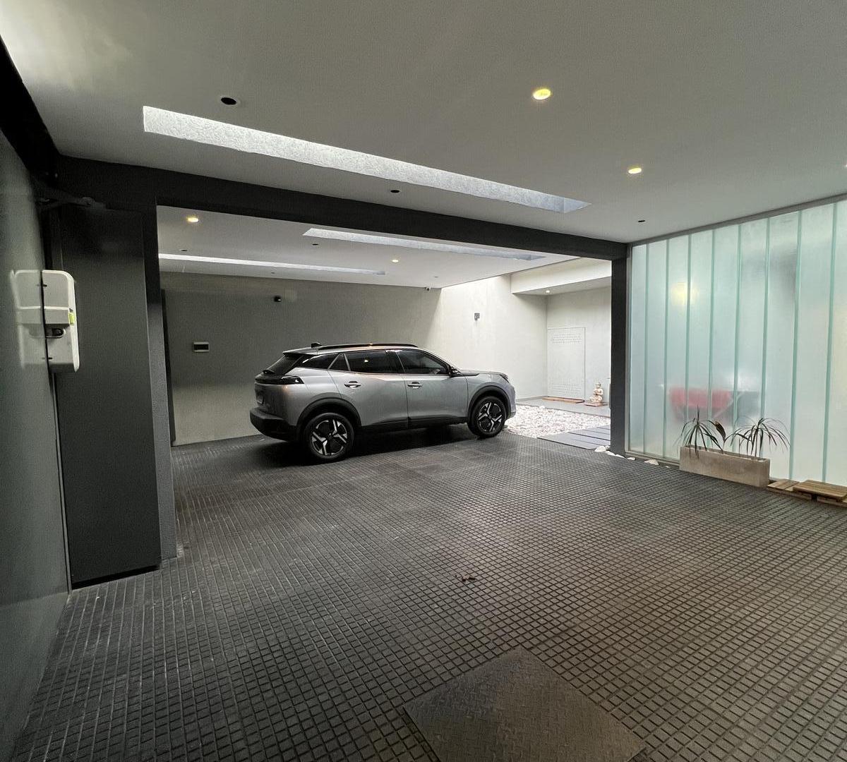 Venta casa 5 ambientes con cochera y piscina en Wilde