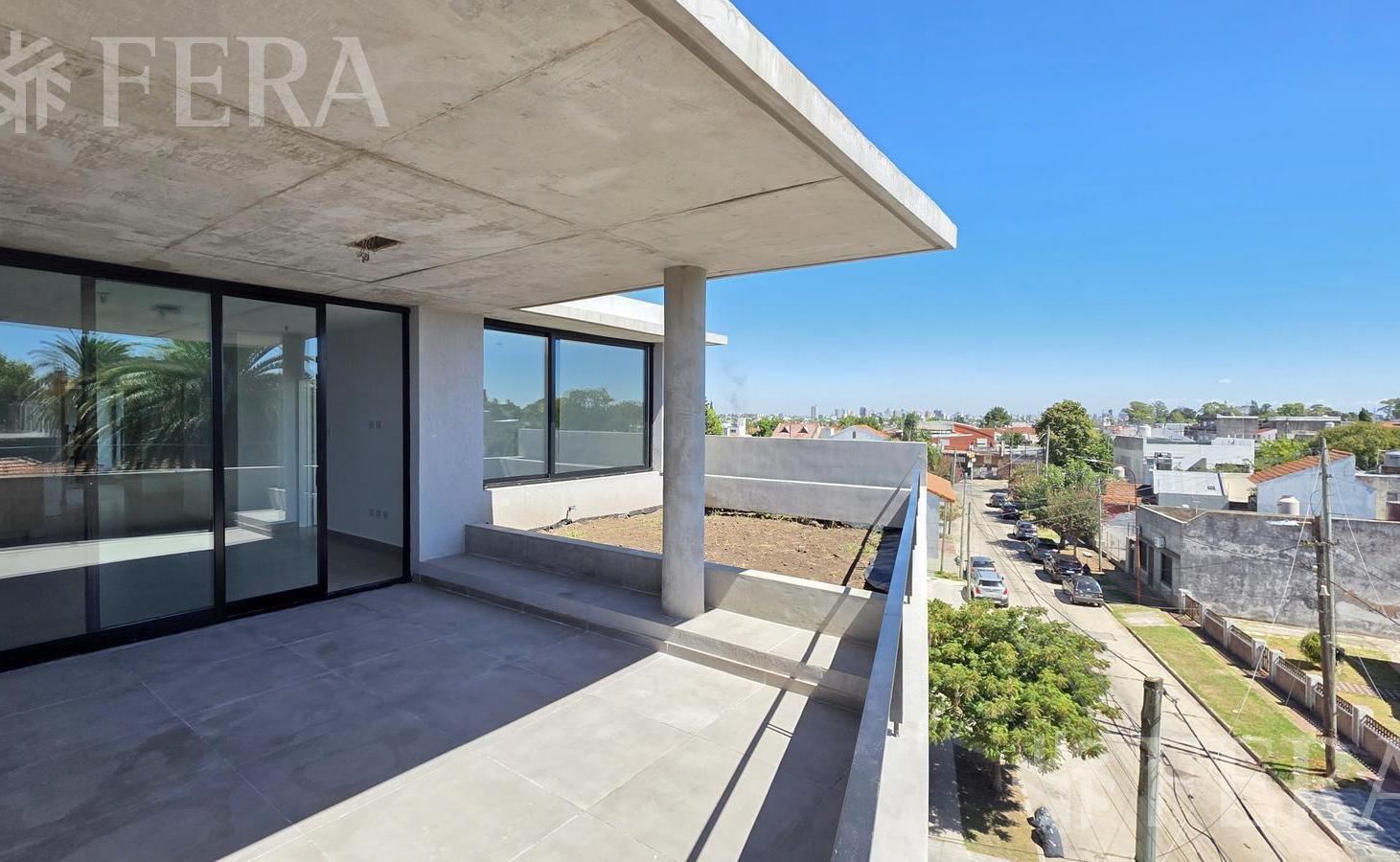 Venta de semipiso tipo loft de 2 ambientes con dos cocheras en Bernal Oeste