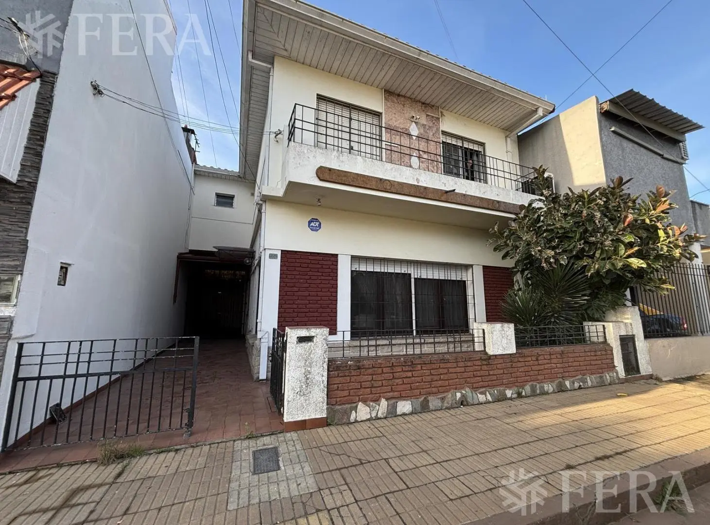 Venta de Casa 6 ambientes con cochera en Bernal Oeste 3