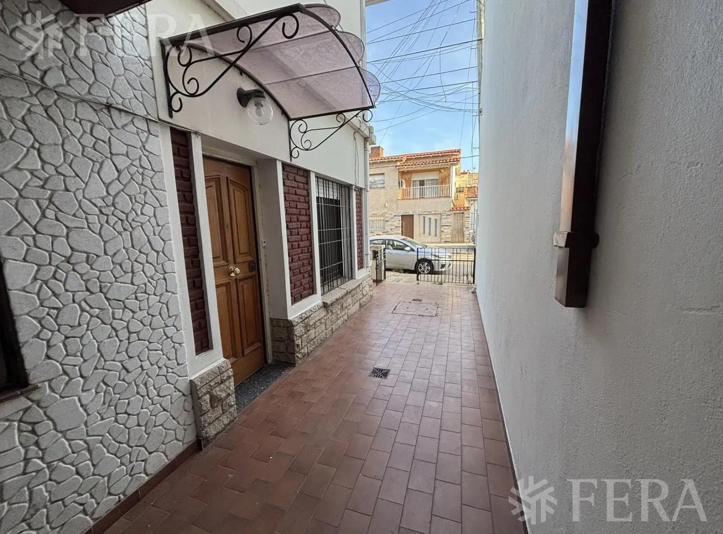 Venta de Casa 6 ambientes con cochera en Bernal Oeste 1