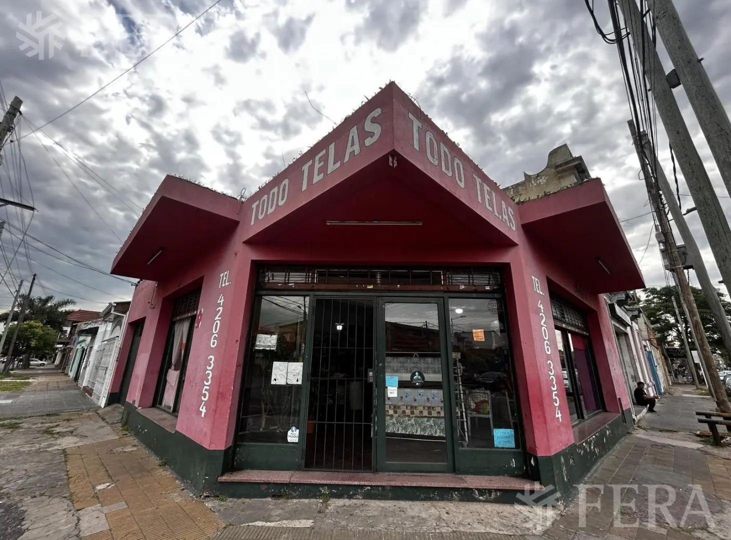 Venta de Local con cochera en Villa Dominico 4