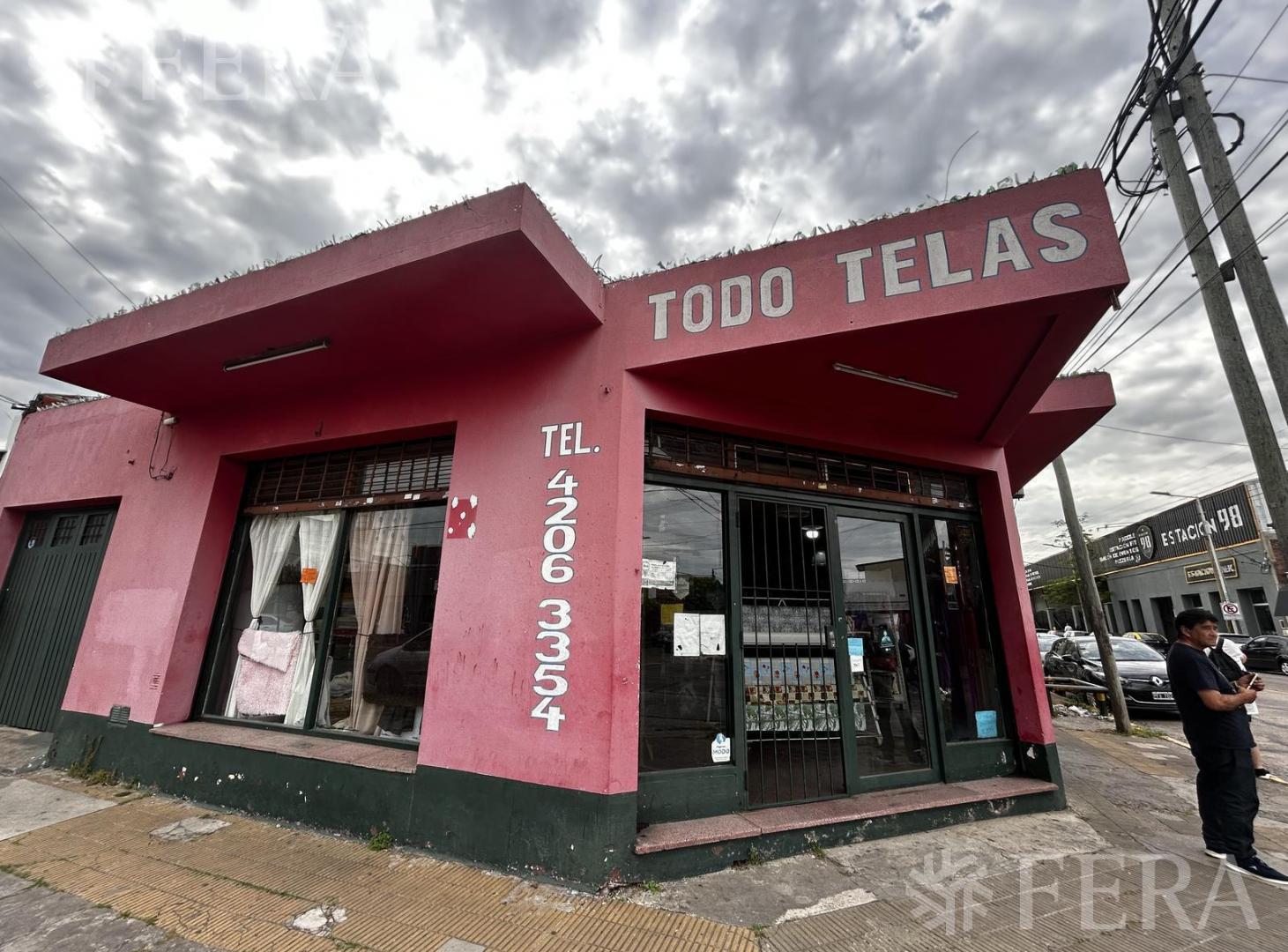 Venta de Local con cochera en Villa Dominico