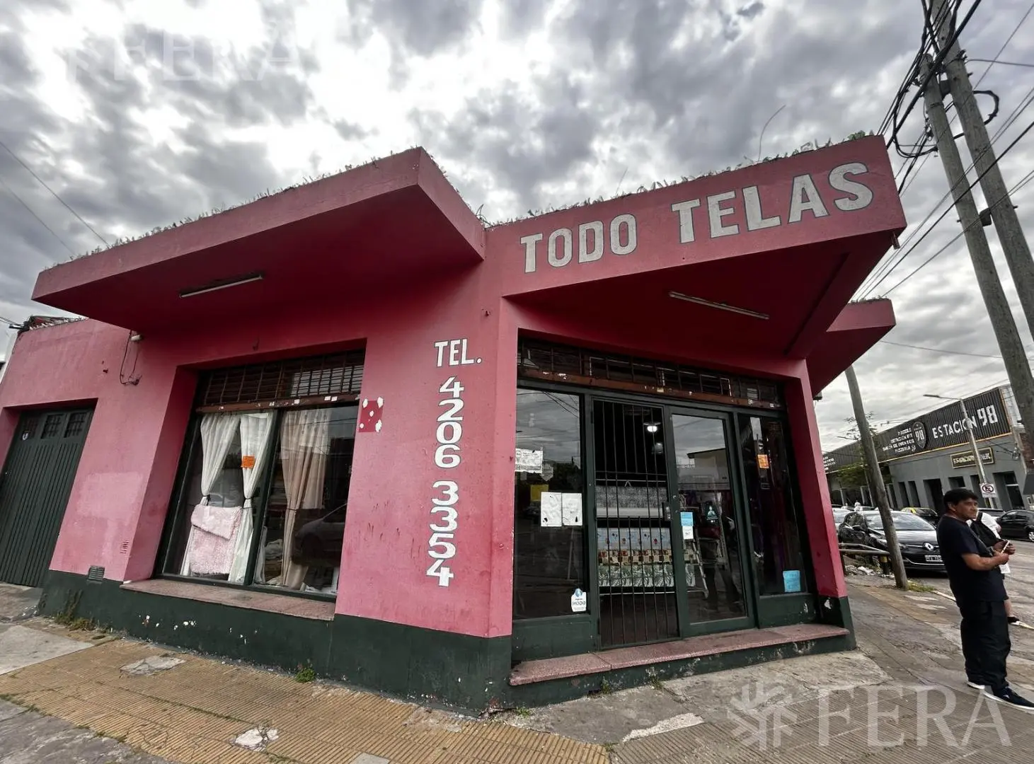 Venta de Local con cochera en Villa Dominico 1