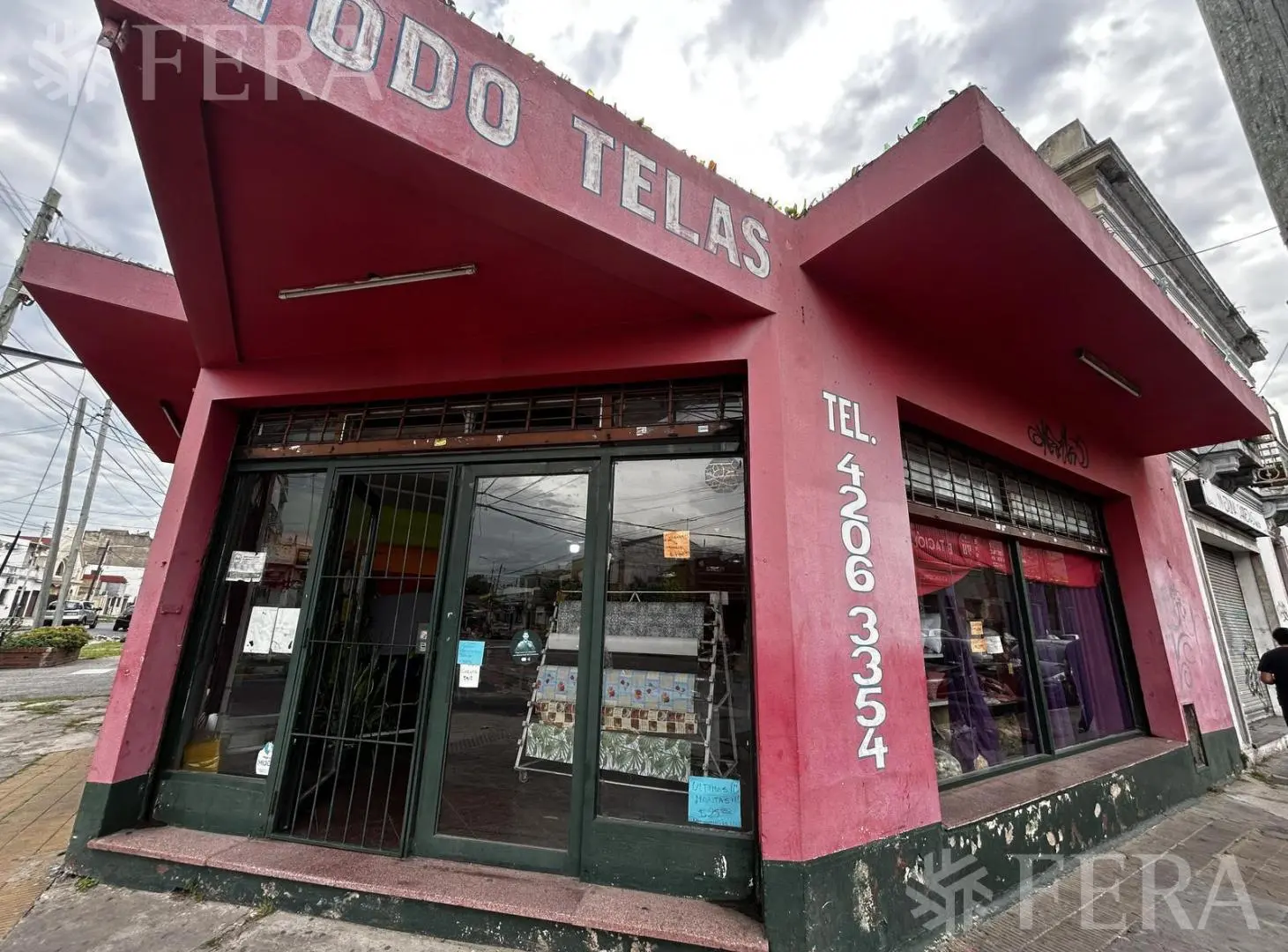 Venta de Local con cochera en Villa Dominico 5