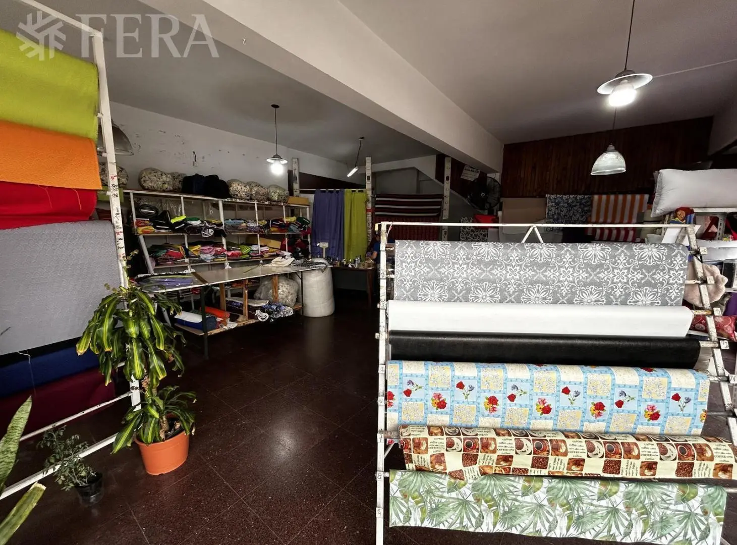 Venta de Local con cochera en Villa Dominico 3