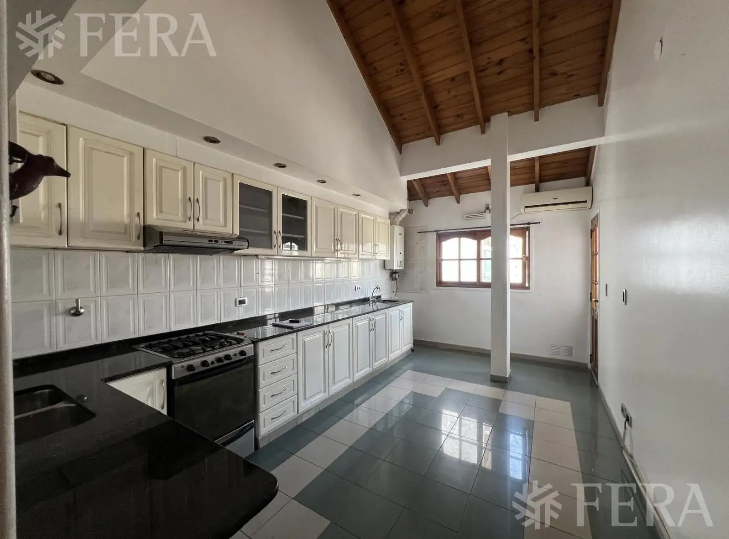 Venta departamento 4 ambientes con balcón en Wilde 5