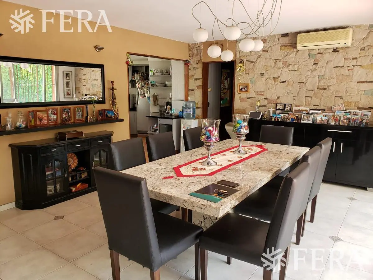 Venta casa con 5 ambientes en Wilde con cochera y piscina 2