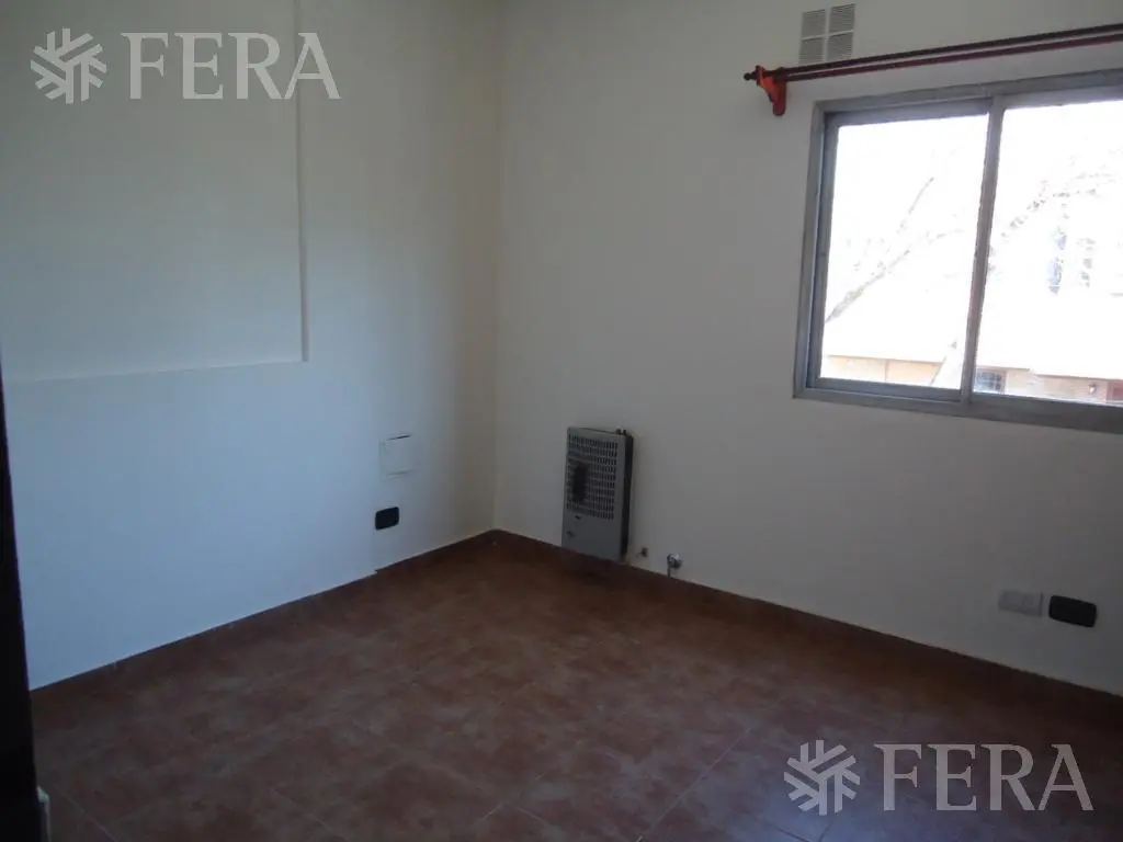 Venta edificio con unidades de 2 y 3 ambientes, local y cocheras en Florencio Varela 5
