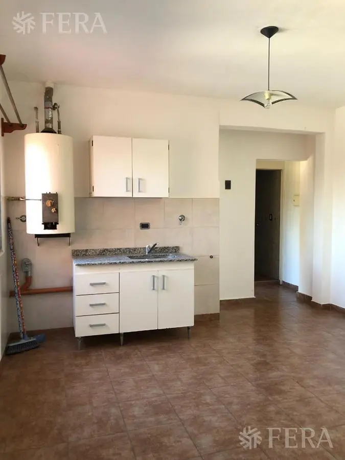 Venta edificio con unidades de 2 y 3 ambientes, local y cocheras en Florencio Varela 4