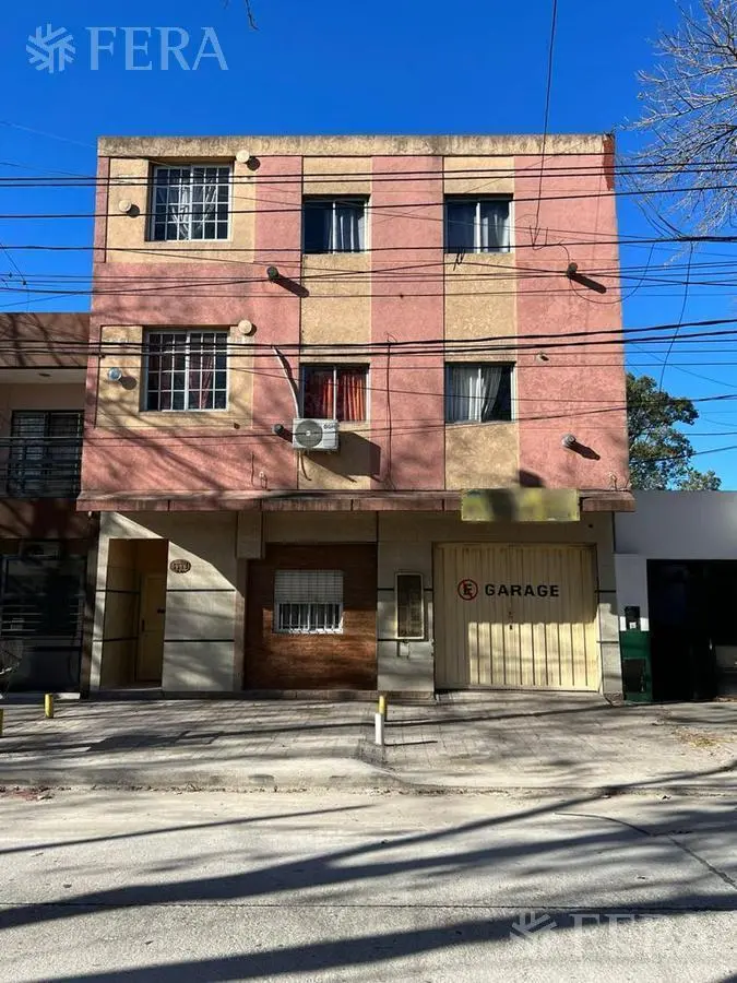 Venta edificio con unidades de 2 y 3 ambientes, local y cocheras en Florencio Varela 2
