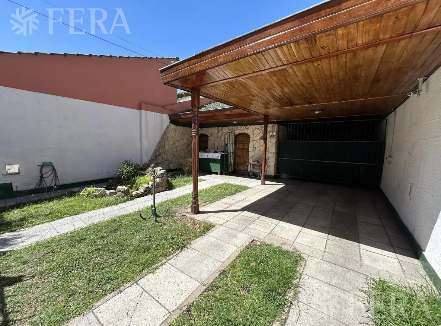 Venta Casa para dos familias con patio y cochera en Banfield 3