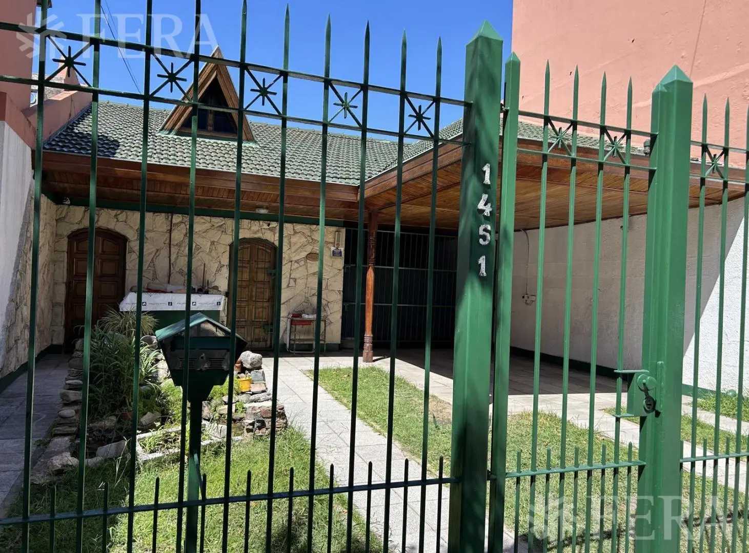 Venta Casa para dos familias con patio y cochera en Banfield 2