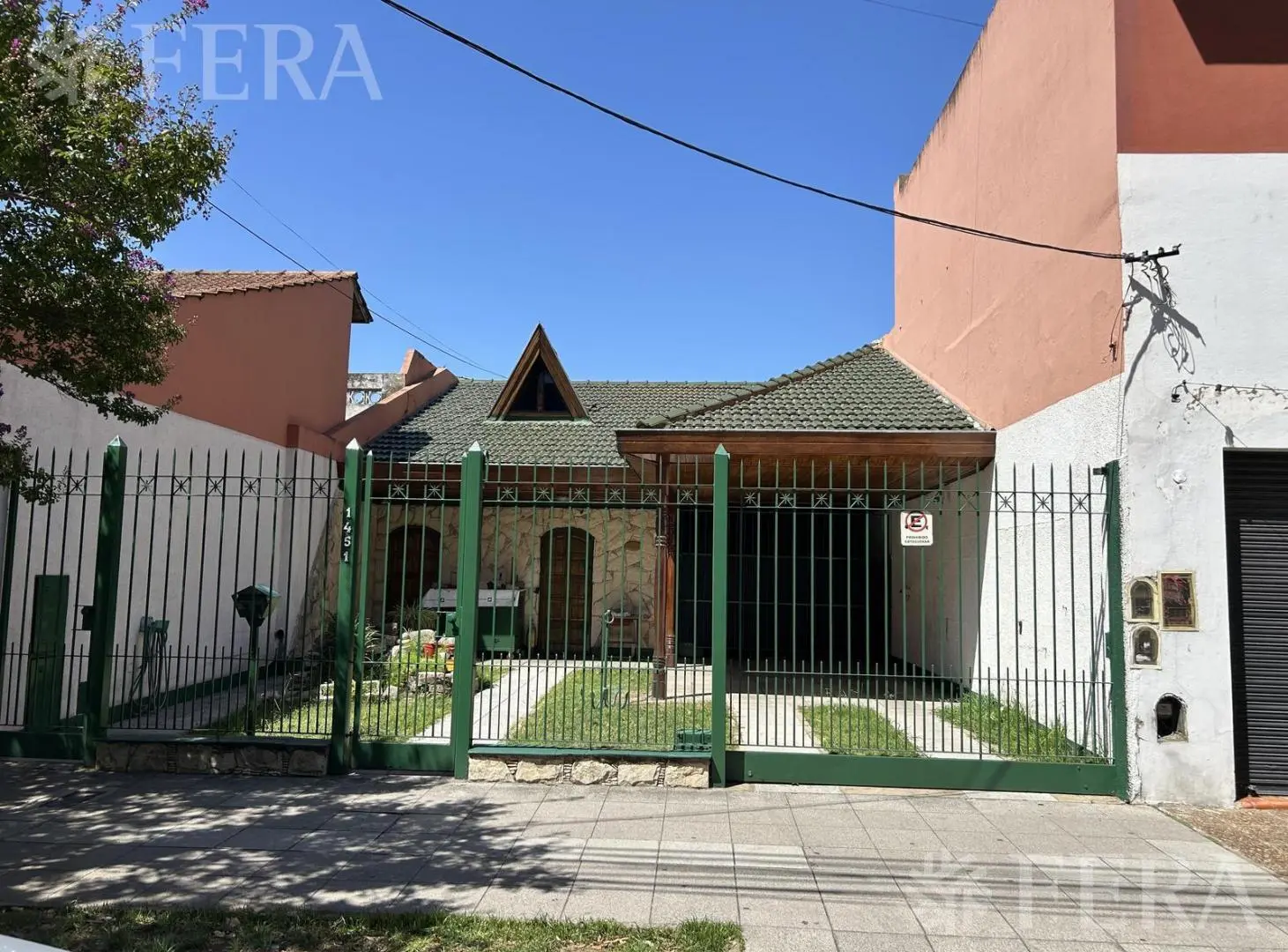 Venta Casa para dos familias con patio y cochera en Banfield 1