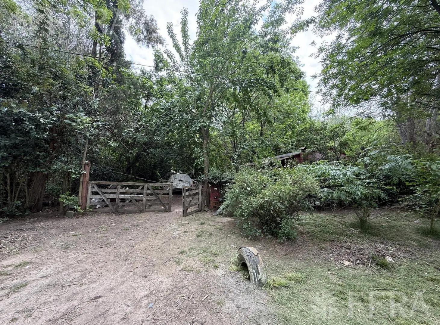 Venta casa 3 ambientes en lote de 2090 m2 en Barrio Parque Las Acacias 2