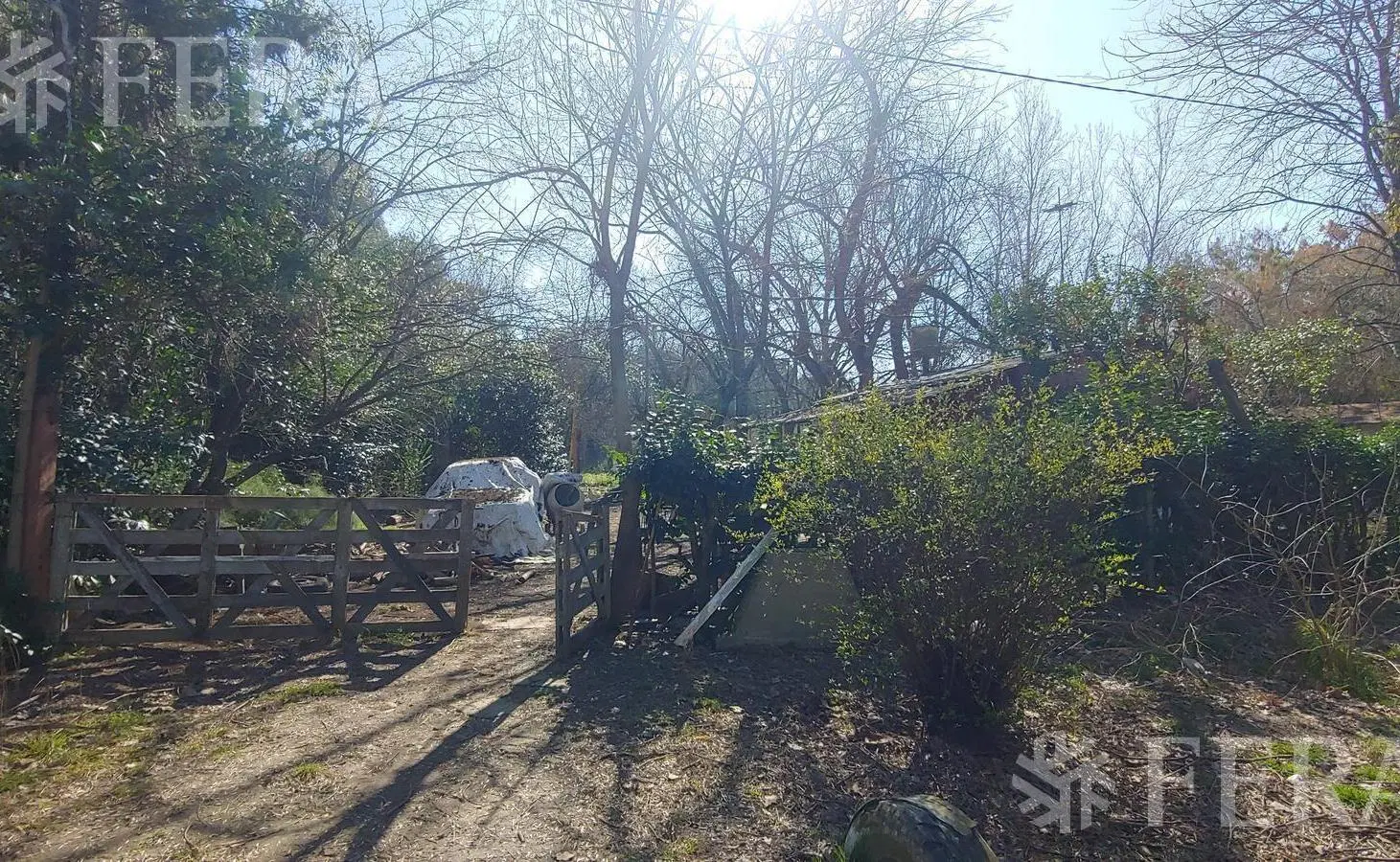 Venta casa 3 ambientes en lote de 2090 m2 en Barrio Parque Las Acacias 3