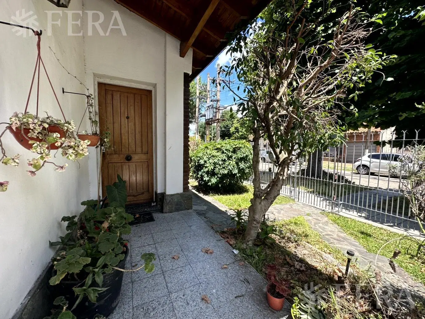 Venta casa 4 ambientes con cochera y jardín en Wilde 4