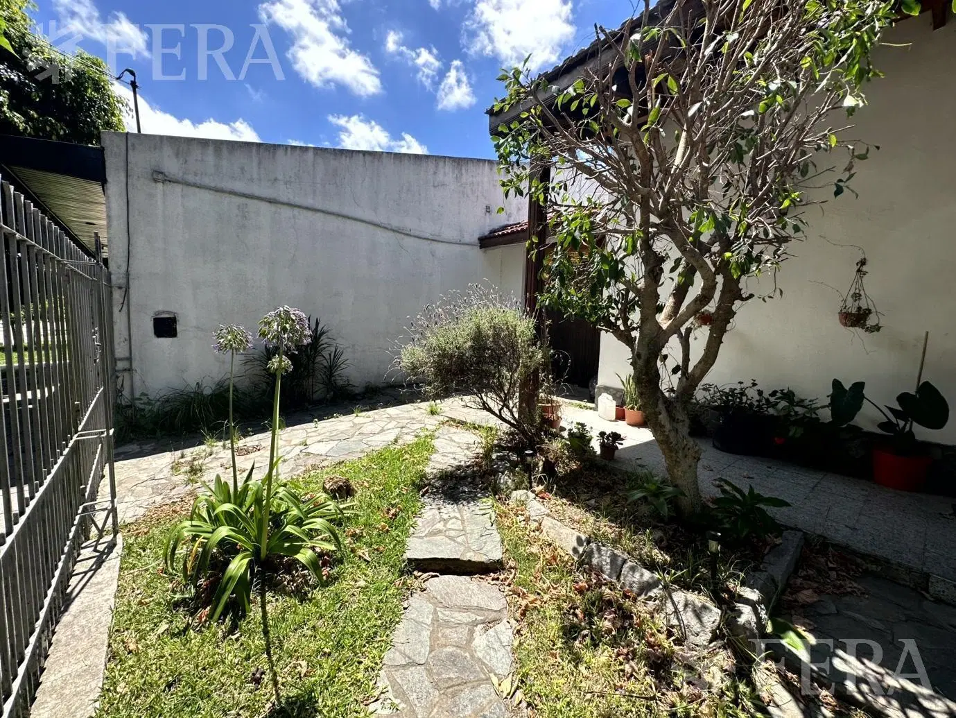 Venta casa 4 ambientes con cochera y jardín en Wilde 5
