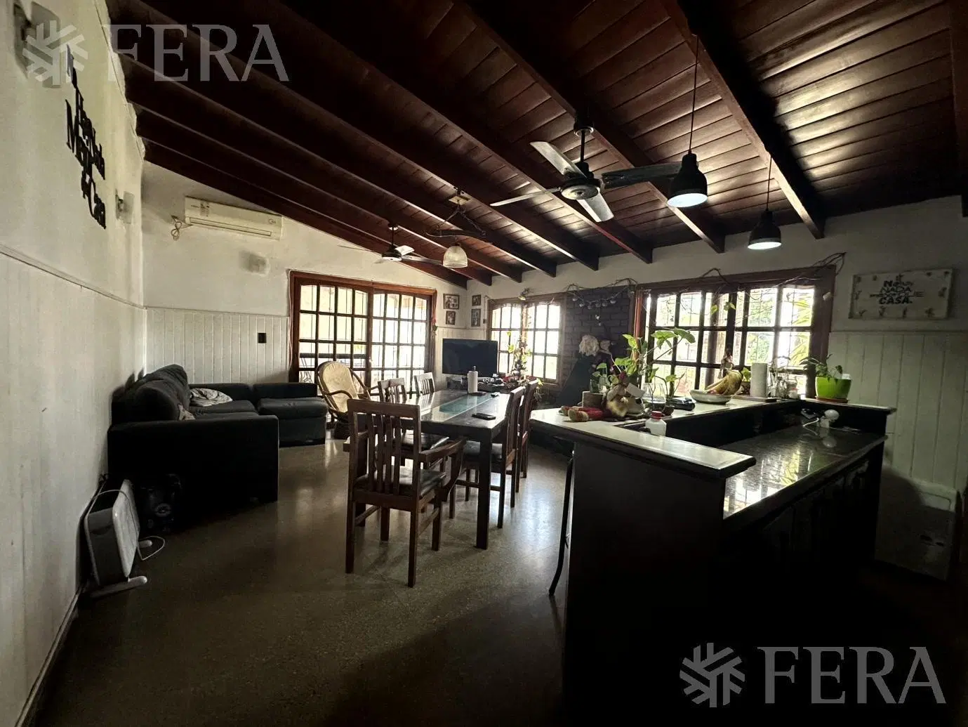 Venta casa 4 ambientes con cochera y jardín en Wilde 1