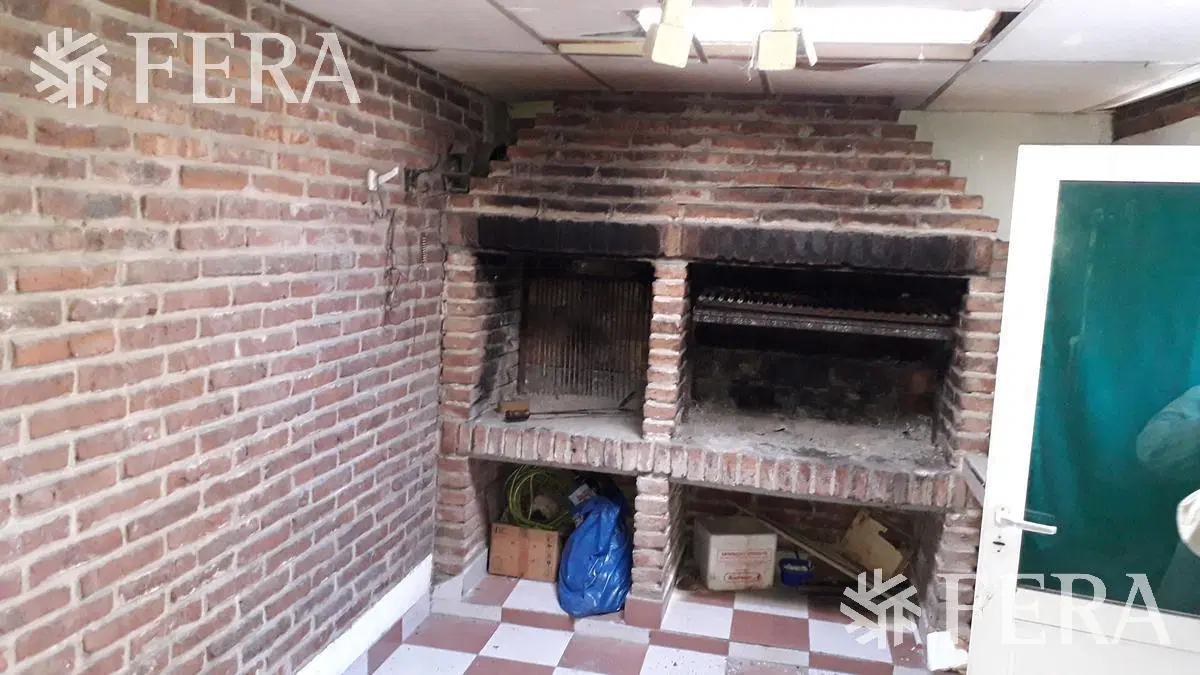 Venta de casa con local en Wilde 3