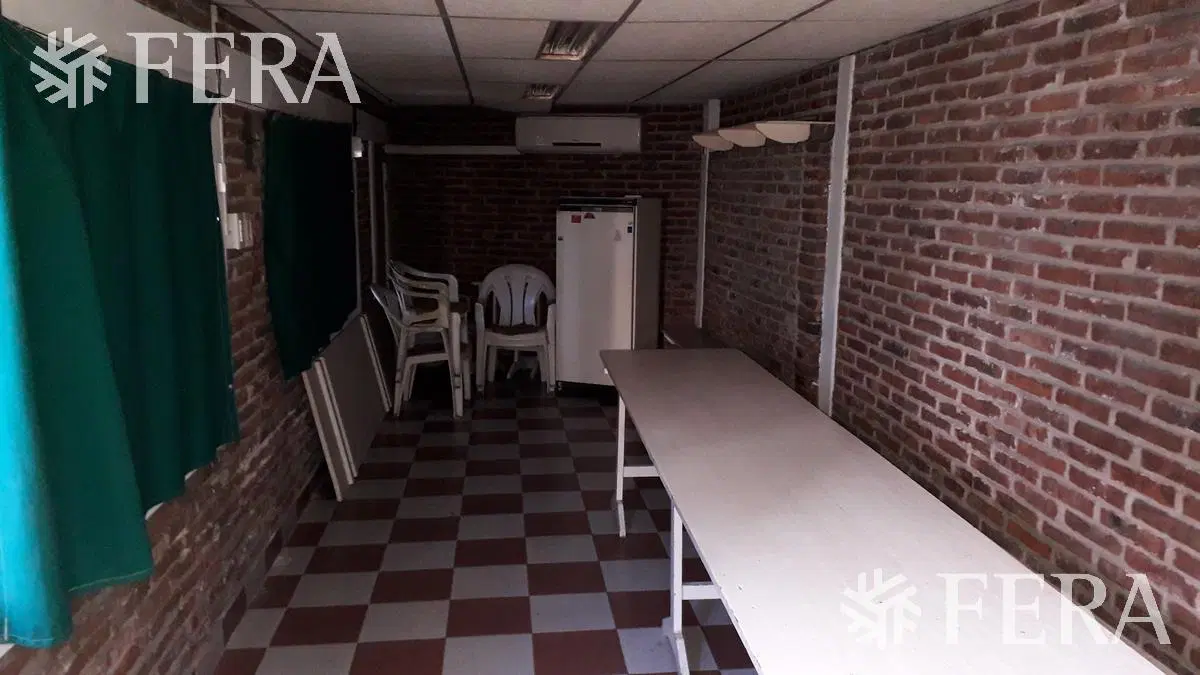 Venta de casa con local en Wilde 5