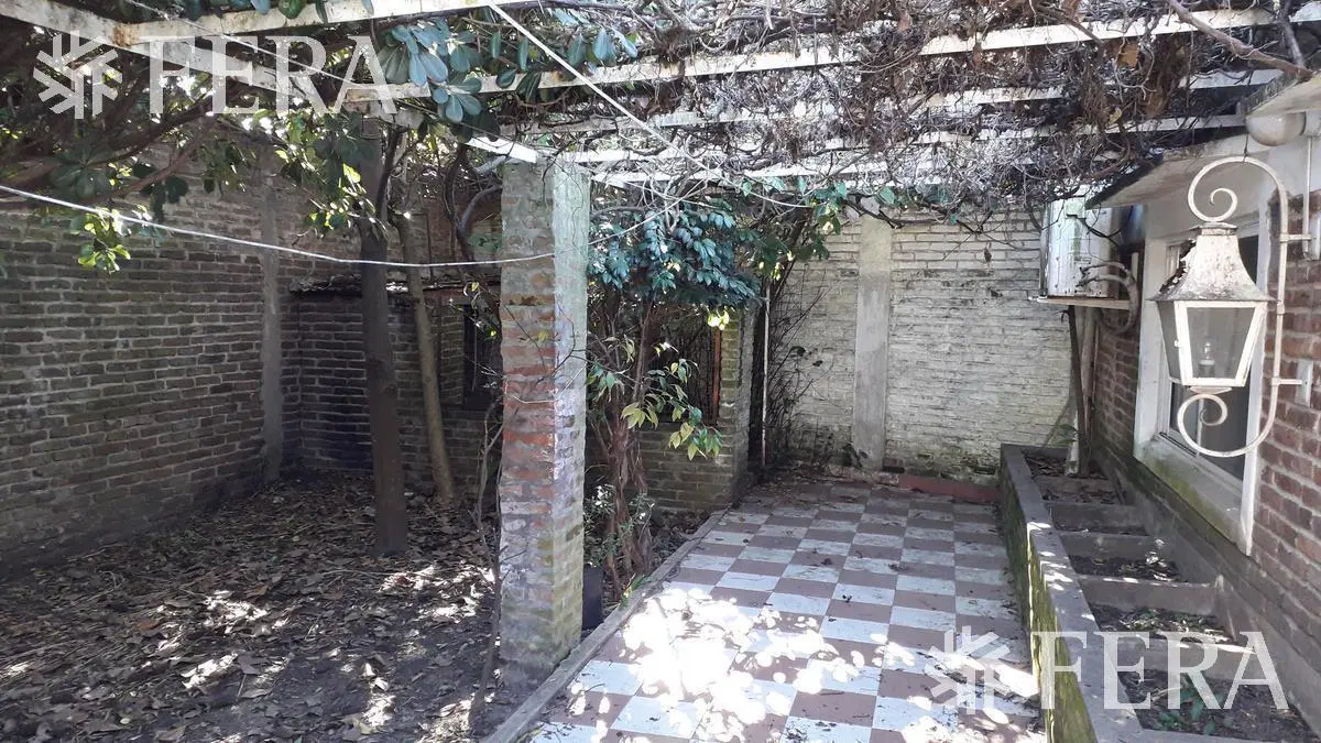 Venta de casa con local en Wilde 4