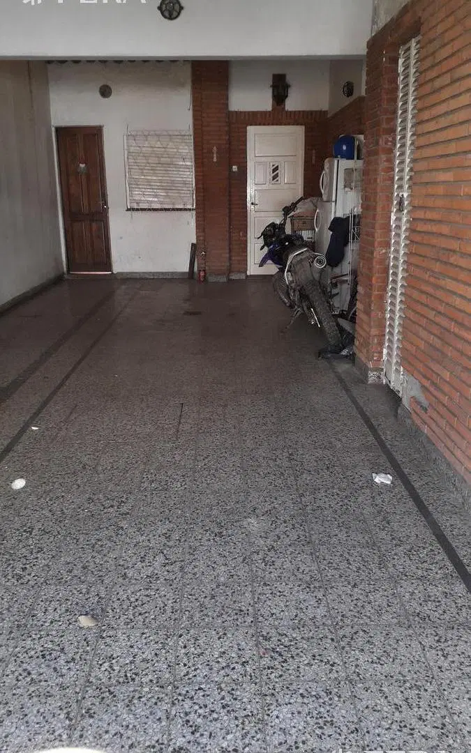 Venta de casa con local en Wilde 2