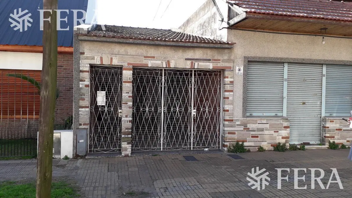 Venta de casa con local en Wilde 1