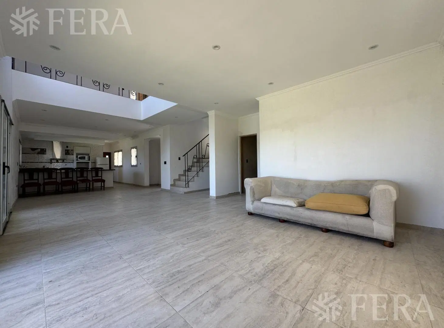Venta Casa 5 ambientes con piscina y cochera en San Lucas Club de Campo 3