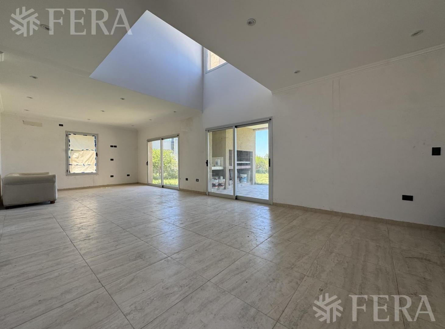 Venta Casa 5 ambientes con piscina y cochera en San Lucas Club de Campo