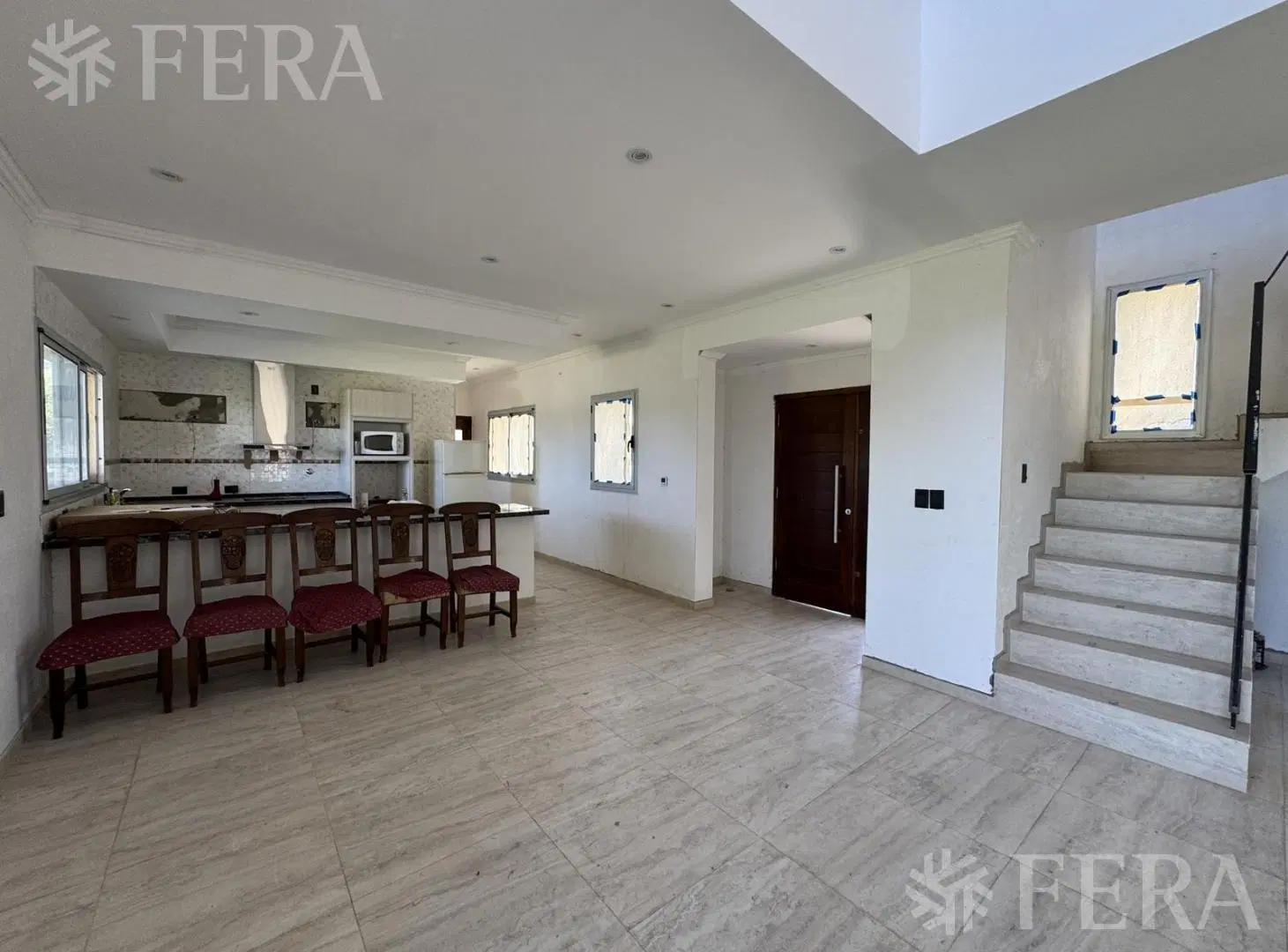 Venta Casa 5 ambientes con piscina y cochera en San Lucas Club de Campo 5