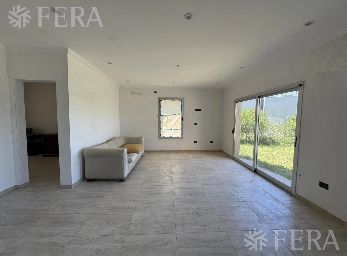 Venta Casa 5 ambientes con piscina y cochera en San Lucas Club de Campo 2