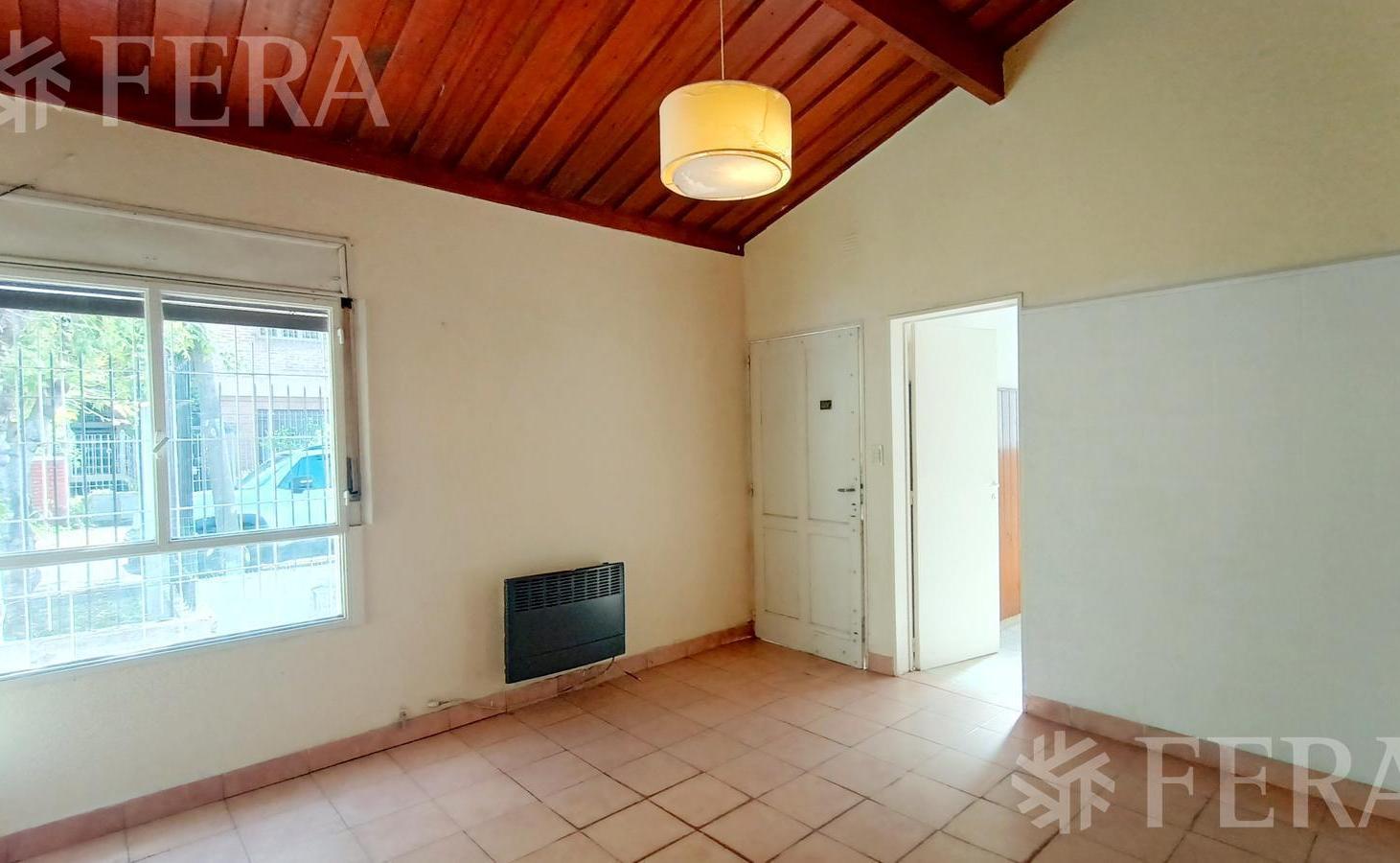 Venta casa 4 ambientes con cochera y jardín en Guillermo E Hudson