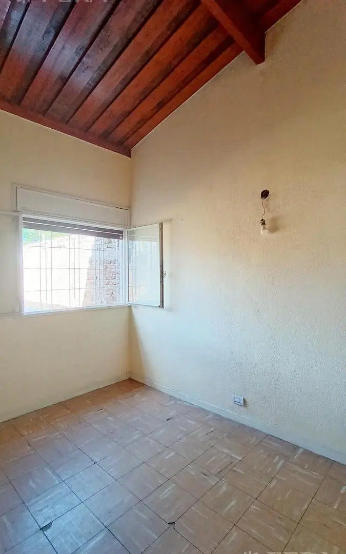 Venta casa 4 ambientes con cochera y jardín en Guillermo E Hudson 2