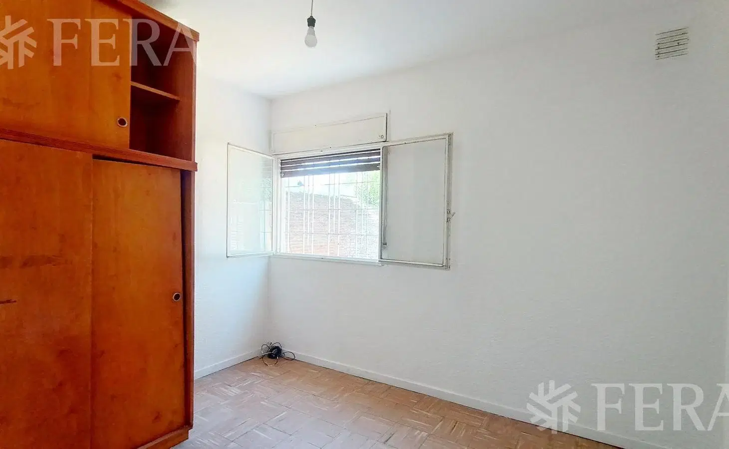 Venta casa 4 ambientes con cochera y jardín en Guillermo E Hudson 5