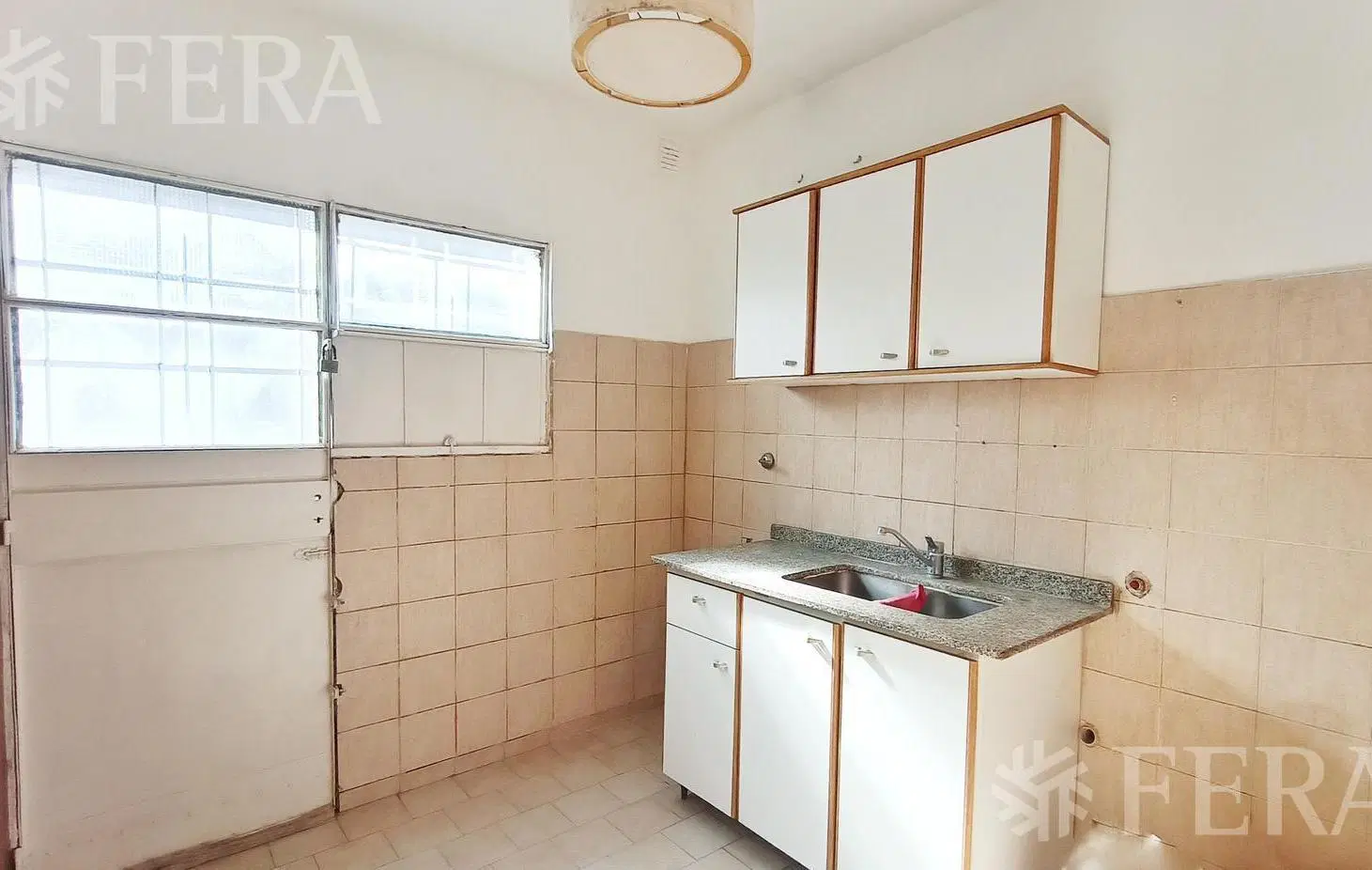Venta casa 4 ambientes con cochera y jardín en Guillermo E Hudson 3