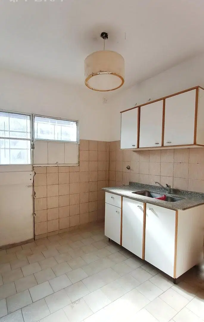 Venta casa 4 ambientes con cochera y jardín en Guillermo E Hudson 4