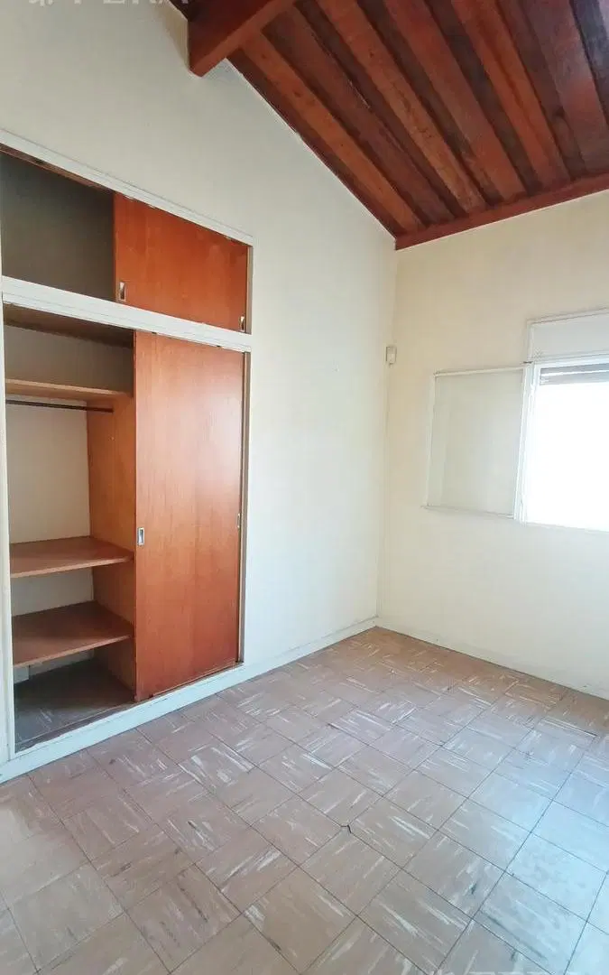Venta casa 4 ambientes con cochera y jardín en Guillermo E Hudson 1