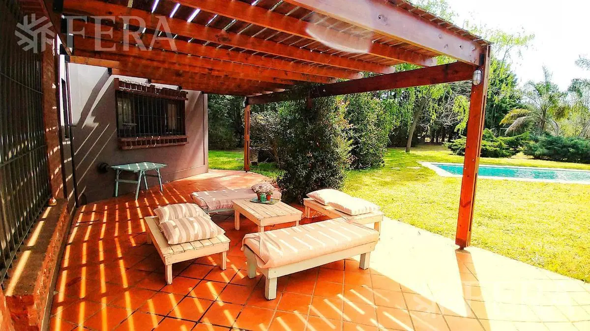Venta casa 4 ambientes con piscina, quincho con parrilla y galería en Coronel Brandsen 2